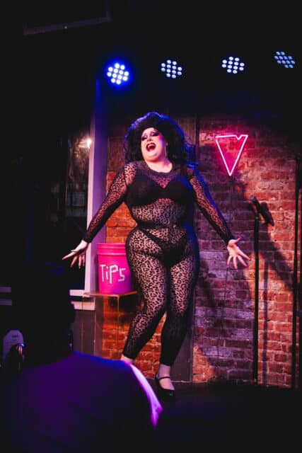 Drag Experiences lance la première tournée de vie nocturne post-Broadway de NYC, le théâtre de mélange, les cocktails et la traînée pour une nuit inoubliable.