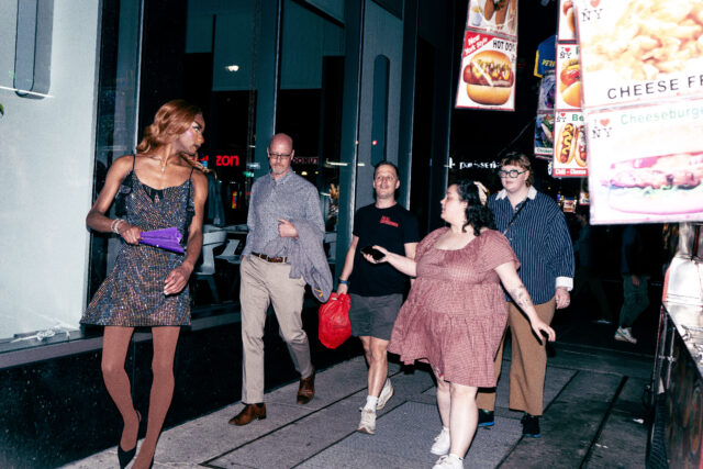 Drag Experiences lance la première tournée de vie nocturne post-Broadway de NYC, le théâtre de mélange, les cocktails et la traînée pour une nuit inoubliable.