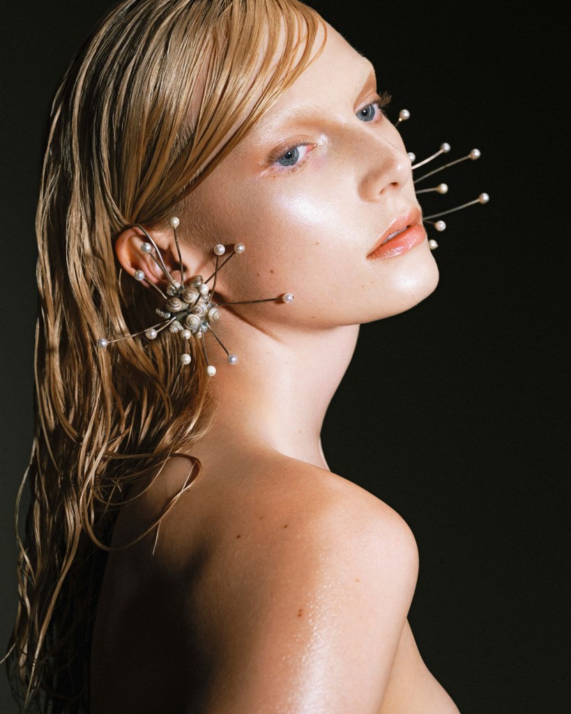 Modèle trans Alex Consani pour Allure.