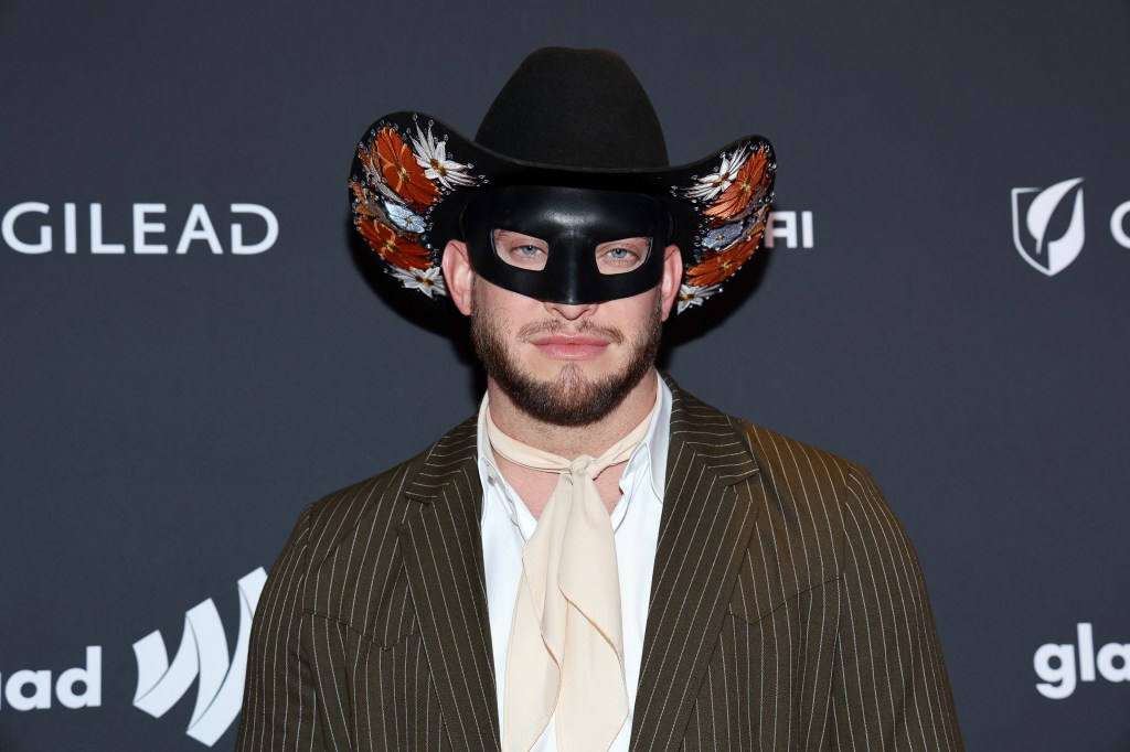Orville Peck a osé à nu dans le magazine papier. (Getty)