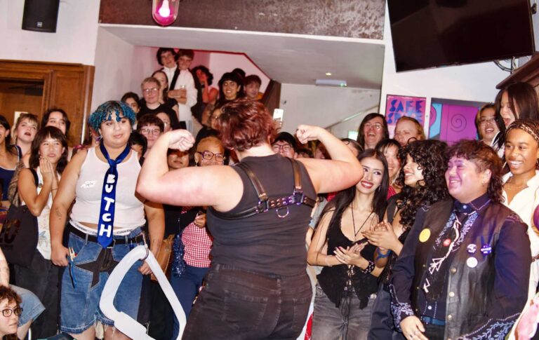 Le premier concours «Butch» de Performative Butch de Londres attire des centaines dans une nuit chaude et en sueur de la joie lesbienne pure