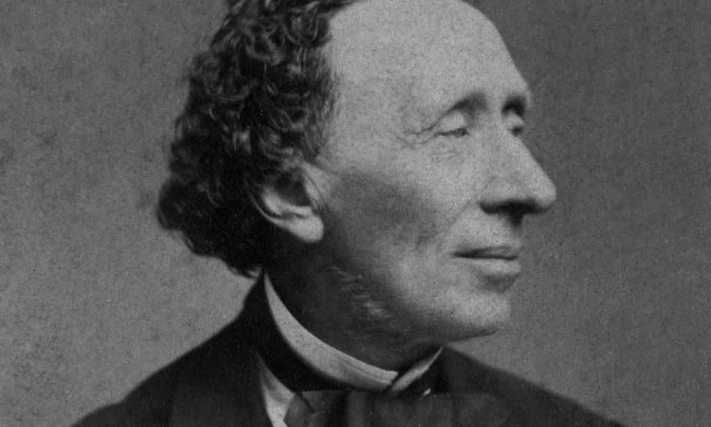 Une photographie en noir et blanc de l'auteur danois Hans Christian Andersen portant une chemise blanche et des vêtements sombres alors qu'il pose pour la caméra