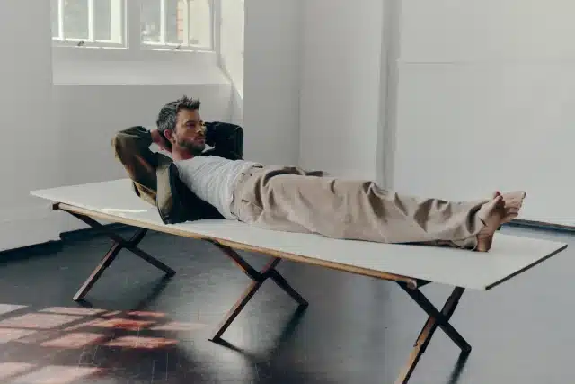 Jonathan Bailey Wows dans une nouvelle séance photo et une interview, réfléchissant à sa carrière, méchant et trouvant l'équilibre entre la renommée et la famille.