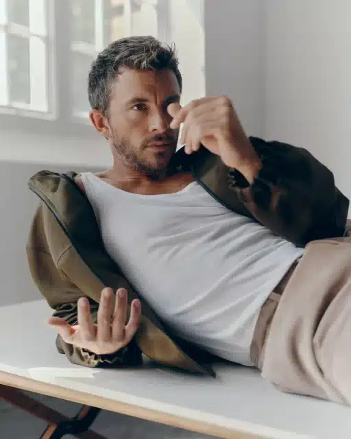 Jonathan Bailey Wows dans une nouvelle séance photo et une interview, réfléchissant à sa carrière, méchant et trouvant l'équilibre entre la renommée et la famille.