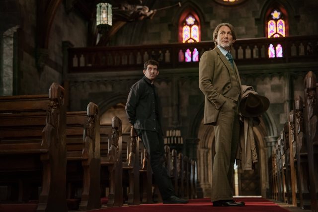 Réveiller le mort: un mystère de couteaux. (LR) Josh O'Connor et Daniel Craig dans le rôle de Benoit Blanc dans Wake Up Dead Man: A Knives Out Mystery. Cr. John Wilson / Netflix © 2025
