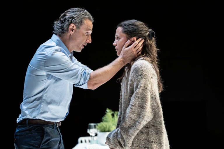 Alicia Vikander et Andrew Lincoln jouent dans le remaniement du classique Ibsen The Lady From the Sea - Review