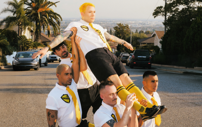 Bentley Robles rejoint une fraternité queer secrète dans son clip vidéo pour New Song