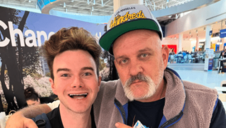 Chris Colfer retrouve son père de télévision Mike O'Malley au moment de l'aéroport réconfortant