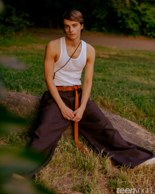 Des portraits de l'acteur Corey Fogelmanis ont photographié une soirée dorée à Central Park pour Teen Vogue.