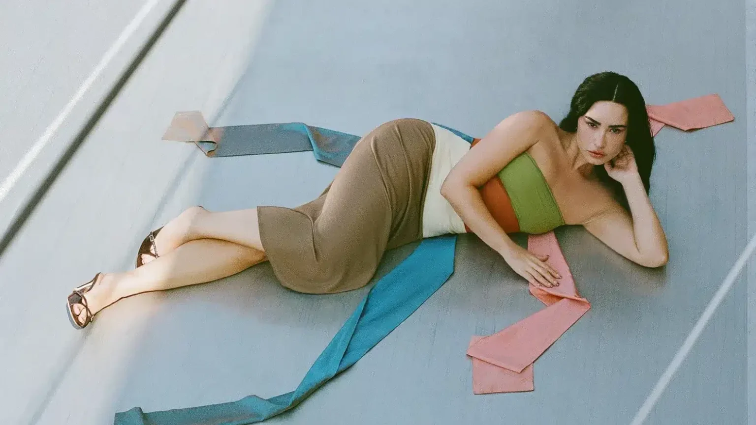 Demi Lovato dit qu'être ouvertement queer l'a finalement laissée `` vivre authentiquement ''