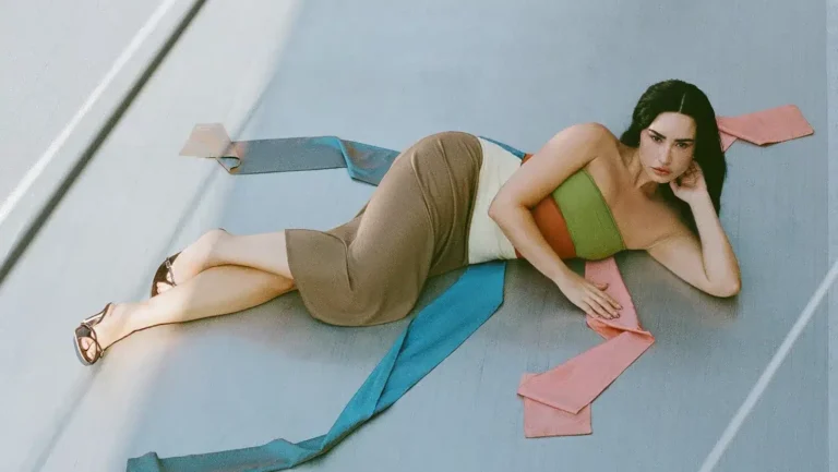 Demi Lovato dit qu'être ouvertement queer l'a finalement laissée « vivre authentiquement '' Demi Lovato dit qu'être ouvertement queer l'a finalement laissée `` vivre authentiquement ''