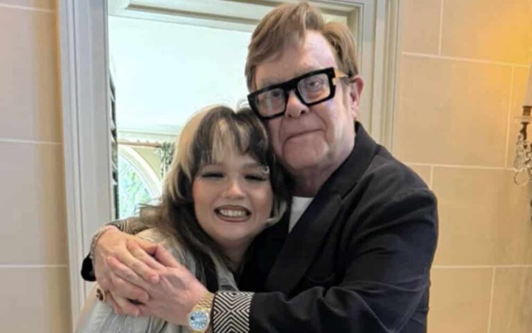 Elton John remet ses clés de maison à Lola Young après avoir perdu le pari dans un clip viral