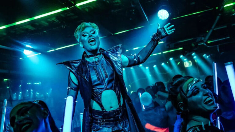 Jan Sport se réjouit d'un nouvel Oscar musical queer à la Couronne - Review