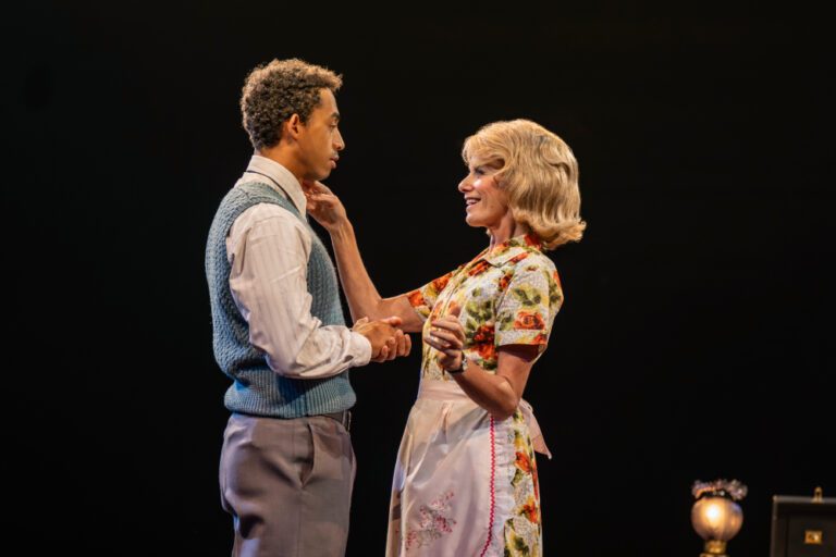 Jordan Stephens et Tamzin Outhwaite Star in Revival of Diverting M. Sloane - Review