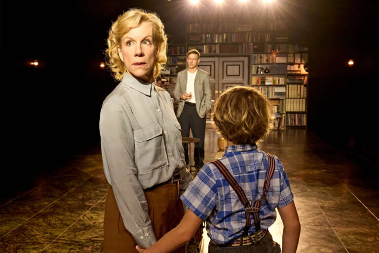 Juliet Stevenson est captivant dans un nouveau drame The Land of the Living - Review