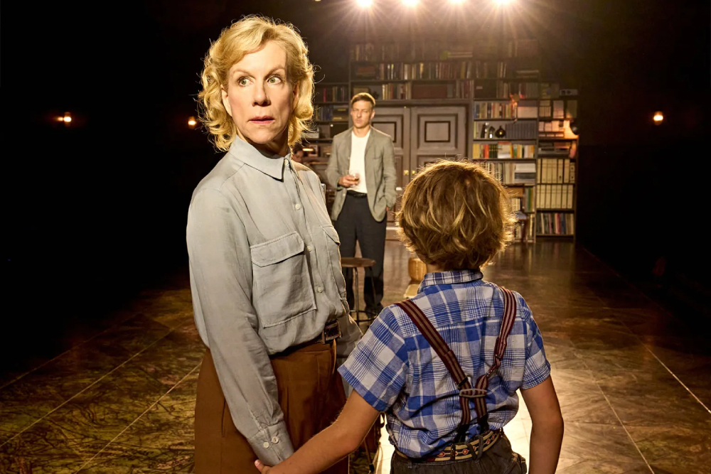Juliet Stevenson est captivant dans un nouveau drame The Land of the Living - Review