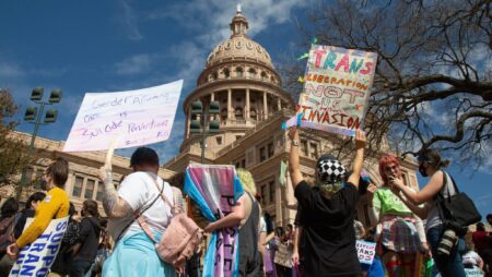 Le Texas promulgue l'une des interdictions de salle de bain trans plus strictes du pays