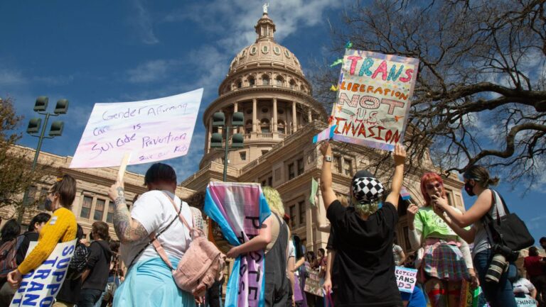 Le Texas promulgue l'une des interdictions de salle de bain trans plus strictes du pays
