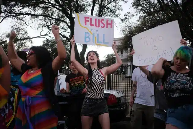 Le gouverneur du Texas, Greg Abbott, signe le projet de loi restreignant les personnes trans dans les salles de bain publiques, les prisons et les abris, suscitant des critiques nationales. 