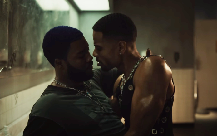 Le nouveau clip de Khalid présente son premier intérêt amoureux gay: `` This Is Me, entièrement libéré ''