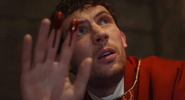 Réveiller le mort: un mystère de couteaux. Josh O'Connor dans Wake Up Dead Man: A Knives Out Mystery. Cr. Avec l'aimable autorisation de Netflix © 2025