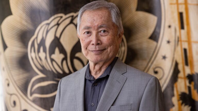 Les champions de George Takei ont interdit la Semaine des livres, exhorte les lecteurs à défendre les libertés au milieu des interdictions de livre en hausse