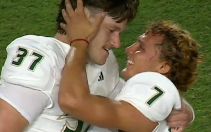Les joueurs de football universitaires deviennent viraux avec une étreinte passionnée