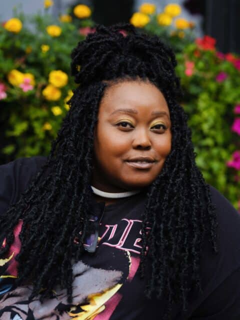 La star de «Mercredi» Luyanda Unati Lewis-Nyawo s'adresse sur le shérif Santiago, la visibilité queer, la drag et son amour de l'horreur, de l'anime et du pain à l'ail le chat.