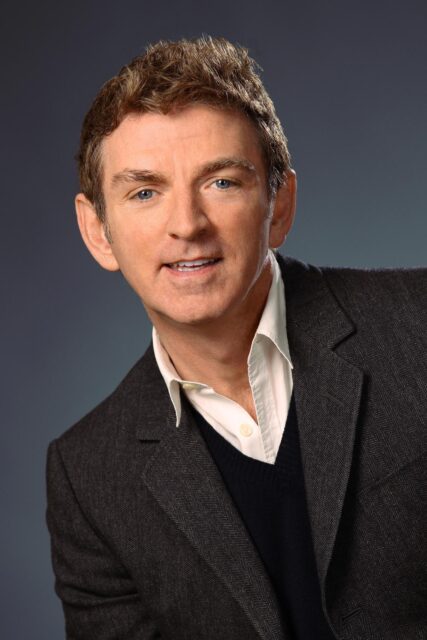 Glaad honorera Michael Patrick King avec le Vito Russo Award pour son impact de plusieurs décennies sur la narration LGBTQ à la télévision et au cinéma.