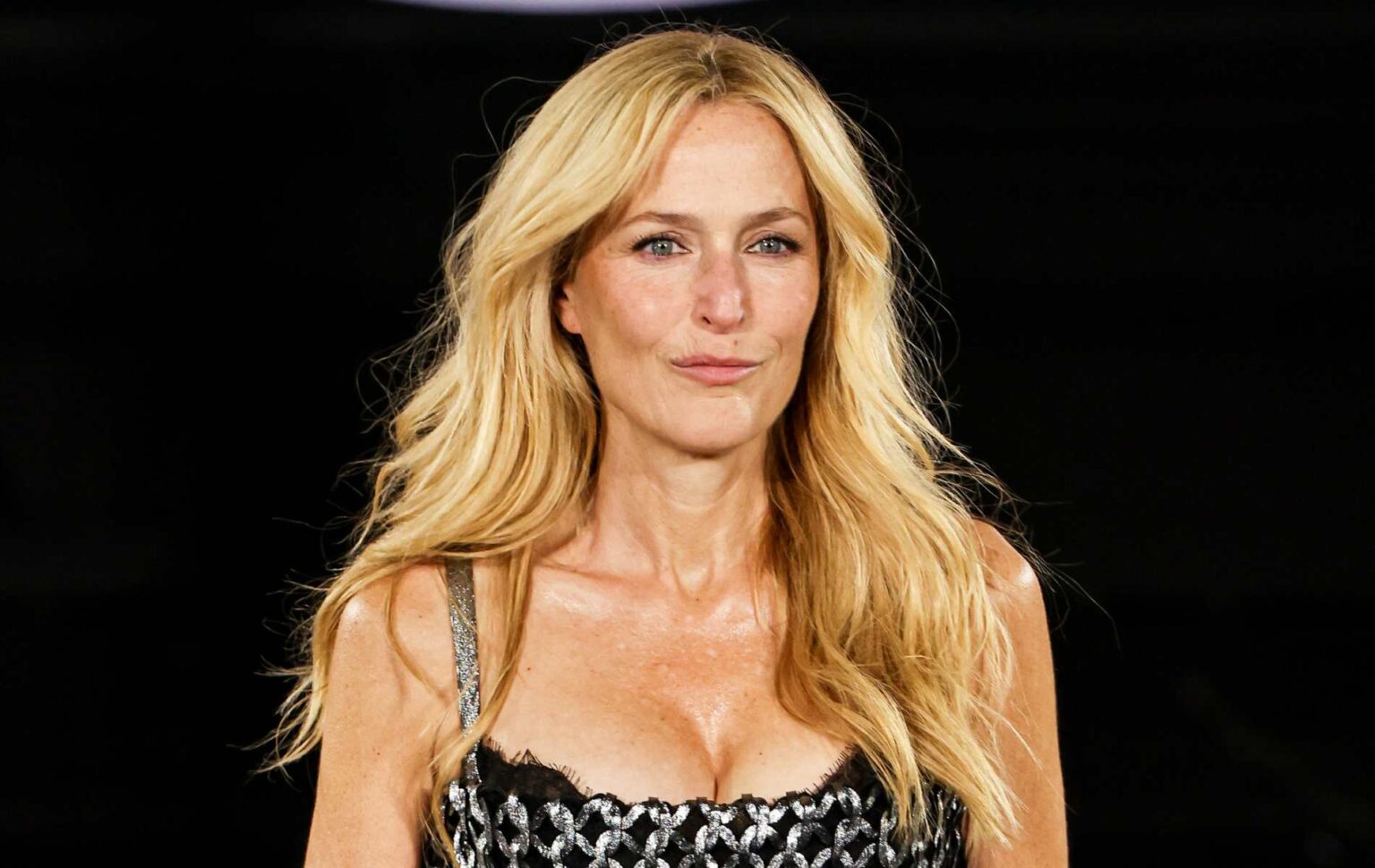Les débuts de passerelle de Gillian Anderson pour L'Oréal ont les lesbiennes vivant: «Dieu est une femme»