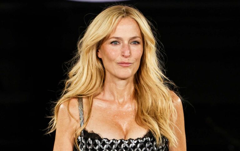 Les débuts de passerelle de Gillian Anderson pour L'Oréal ont les lesbiennes vivant: «Dieu est une femme»