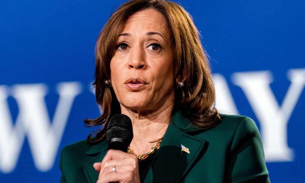 Kamala Harris parle dans un microphone.