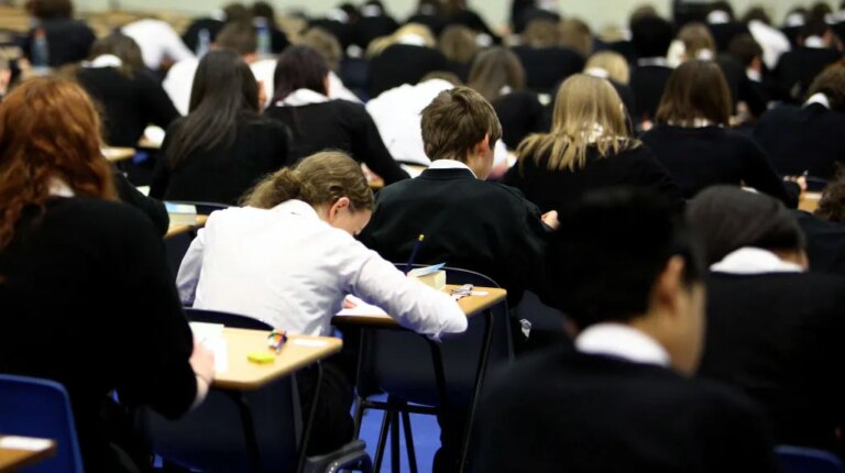 Les enseignants en Écosse disent que les élèves trans «limitent la nourriture et les boissons» pour éviter les toilettes scolaires