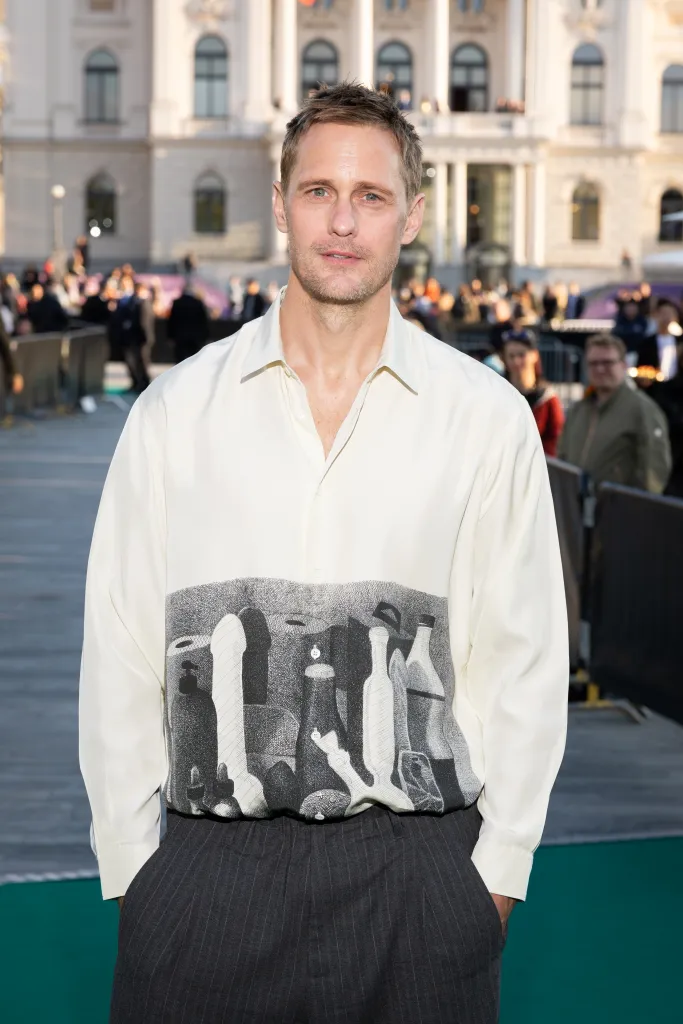 Alexander Skarsgard pose sa chemise adorée au gode au Photocall 'Pillon' lors du 21e Festival du film de Zurich le 1er octobre.