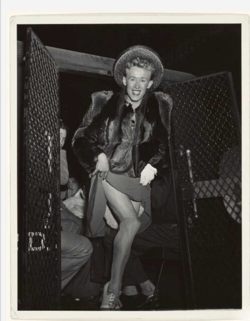 Le Deceiver gay vers 1939; Imprimé en 1950, Weegee (Arthur Fellig). Impression en argent de gélatine. Getty Museum. © International Center of Photography