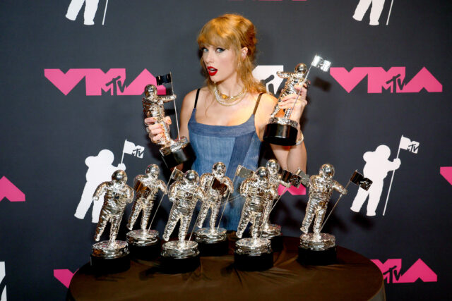 Taylor Swift est vu dans les coulisses des MTV Video Music Awards 2023 au Prudential Center le 12 septembre 2023 à Newark, New Jersey.