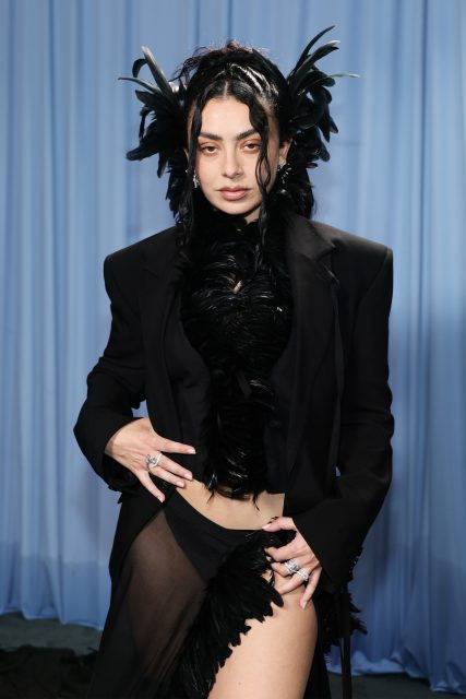 Charli XCX assiste au Gala Met 2025 célébrant «Superfine: Tailoring Black Style» au Metropolitan Museum of Art le 05 mai 2025 à New York. (Photo de Mike Coppola / Mg25 / Getty Images pour le Met Museum / Vogue)