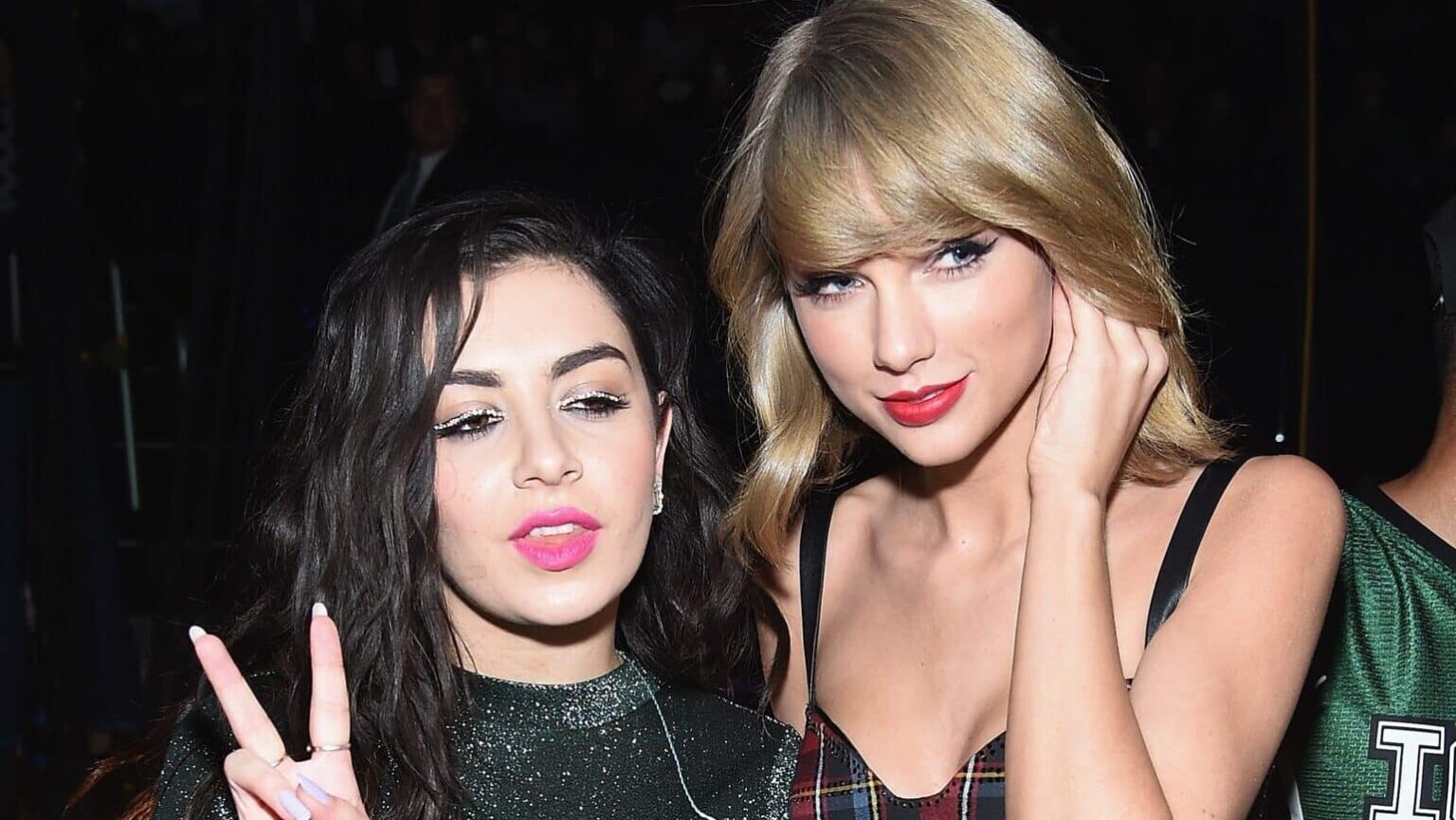 Taylor Swift et Charli XCX: des camarades à la tension des rumeurs, un regard sur leur histoire pop compliquée