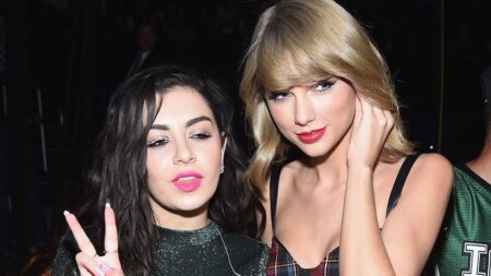 Taylor Swift et Charli XCX: des camarades à la tension des rumeurs, un regard sur leur histoire pop compliquée