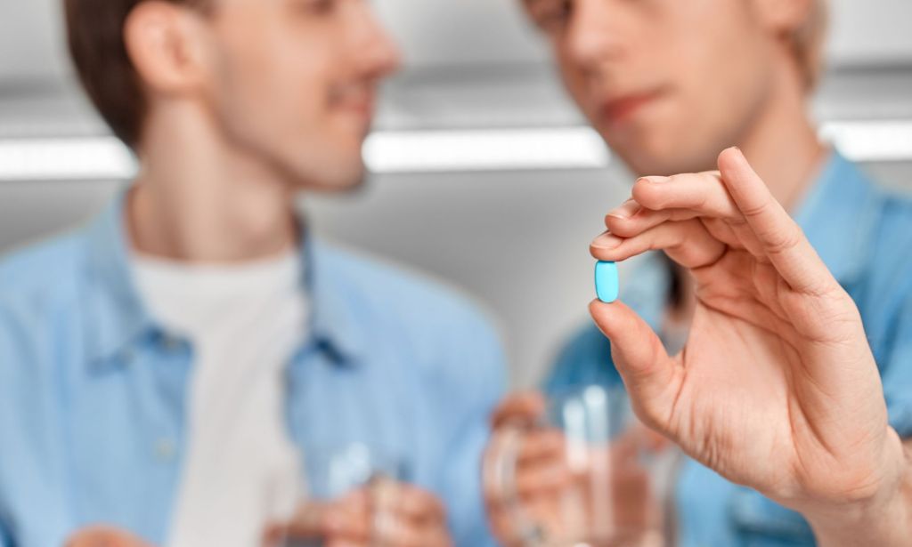 Image générique d'un homme tenant une pilule pour illustrer une histoire sur la PrEP