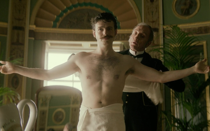 House of Guinness : Anthony Boyle portait-il une prothèse pour sa scène de nu virale ?