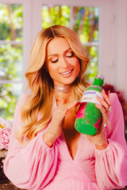Absolut s'associe à Paris Hilton pour une collection de cocktails « Wicked : For Good », collectant des fonds pour la Human Rights Campaign Foundation.