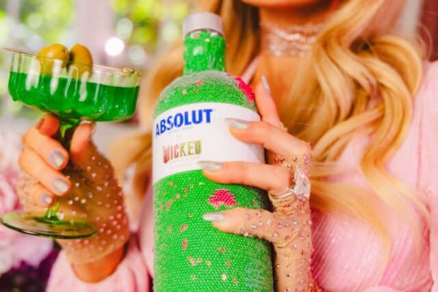 Absolut s'associe à Paris Hilton pour une collection de cocktails « Wicked : For Good », collectant des fonds pour la Human Rights Campaign Foundation.