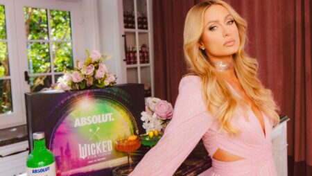 Absolut et Paris Hilton défient la gravité avec une collaboration cocktail « Wicked : For Good »