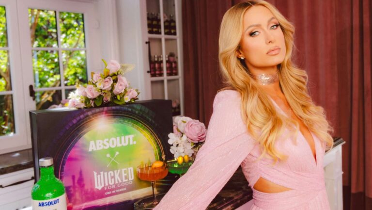 Absolut et Paris Hilton défient la gravité avec une collaboration cocktail « Wicked : For Good »