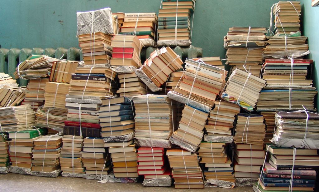 Une pile de livres attachés ensemble dans le coin d’une pièce.