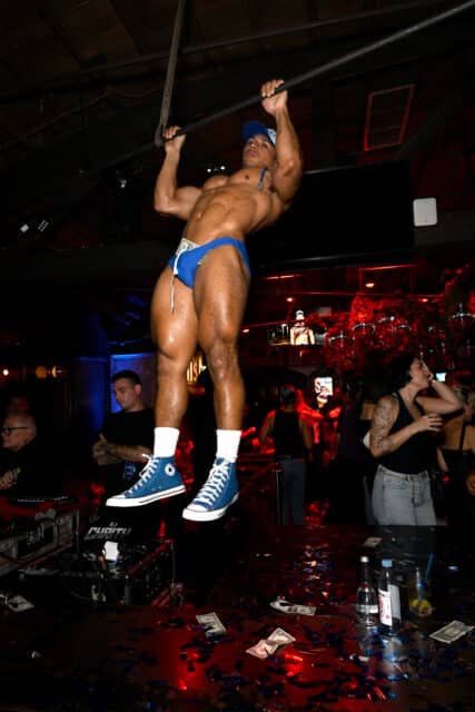 Une danseuse de MISTR participe à la Journée nationale de PrEP de MISTR à l'Abbaye le 9 octobre 2025 à West Hollywood, Californie. 