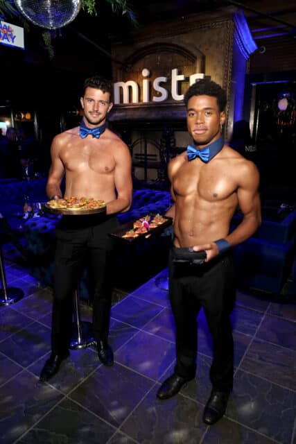 Hors-d'œuvre avec des modèles lors de la Journée nationale de PrEP de MISTR à l'Abbaye le 9 octobre 2025 à West Hollywood, Californie. 