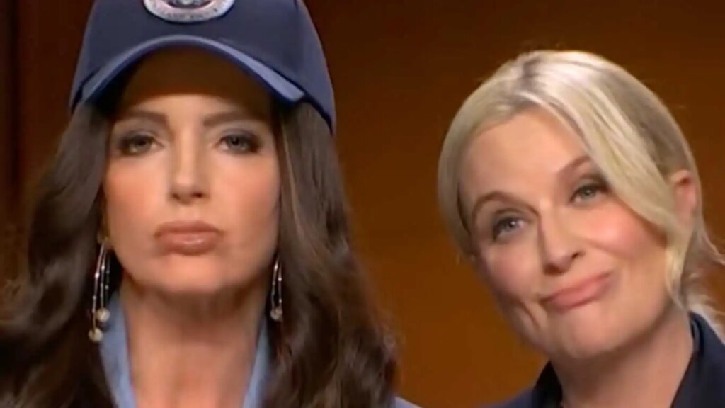 Saturday Night Live : l'impression hilarante de Kristi Noem de Tina Fey est la meilleure chose que vous verrez aujourd'hui Tina Fey as Department of Homeland Security Secretary Kristi Noem, and Amy Poehler as US Attorney General Pam Bondi.