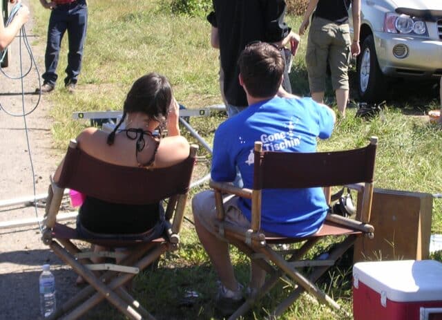 Dan Murphy et Aubrey Plaza en tant que jeunes adultes travaillant sur un film scolaire. 